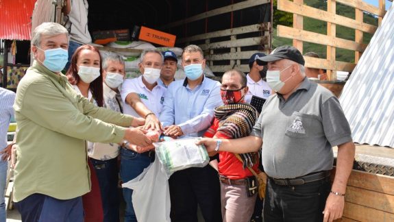 Entrega de insumos en el municipio de El Dovio