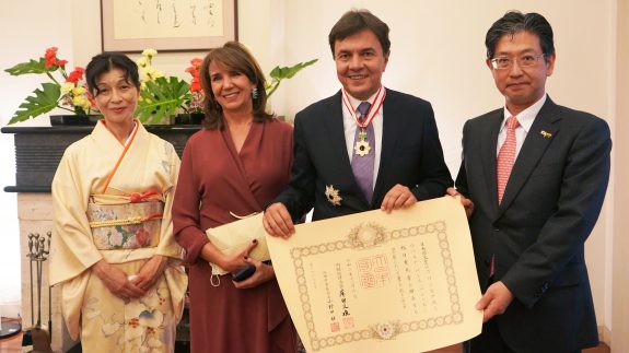 Roberto Vélez Vallejo es condecorado por Japón con Orden del Sol Naciente