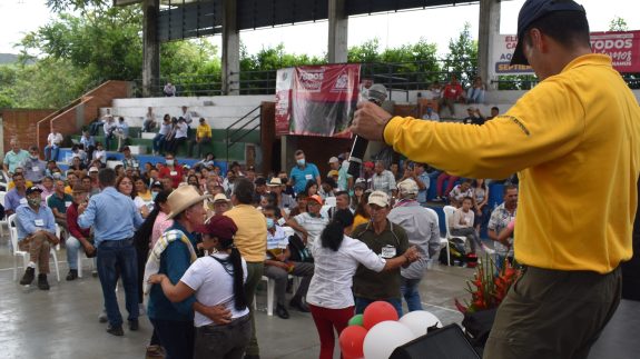 El Profesor Yarumo puso a gozar a cafeteros de Riofrío y Trujillo durante la Fiesta de la Democracia Cafetera