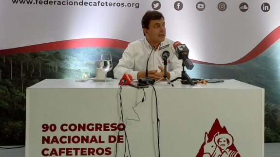 Comité Directivo de la FNC reconoce gestión de gerente general, Roberto Vélez Vallejo