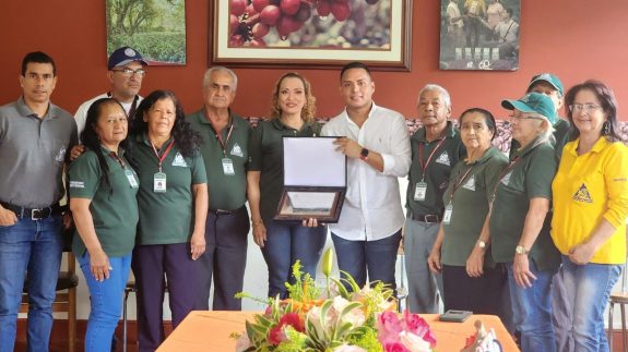 Líderes Gremiales del CMC de Vijes entregaron reconocimiento al Alcalde Municipal